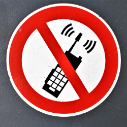 zabranjena upotreba mobilnog telefona znak upozorenja na zidu